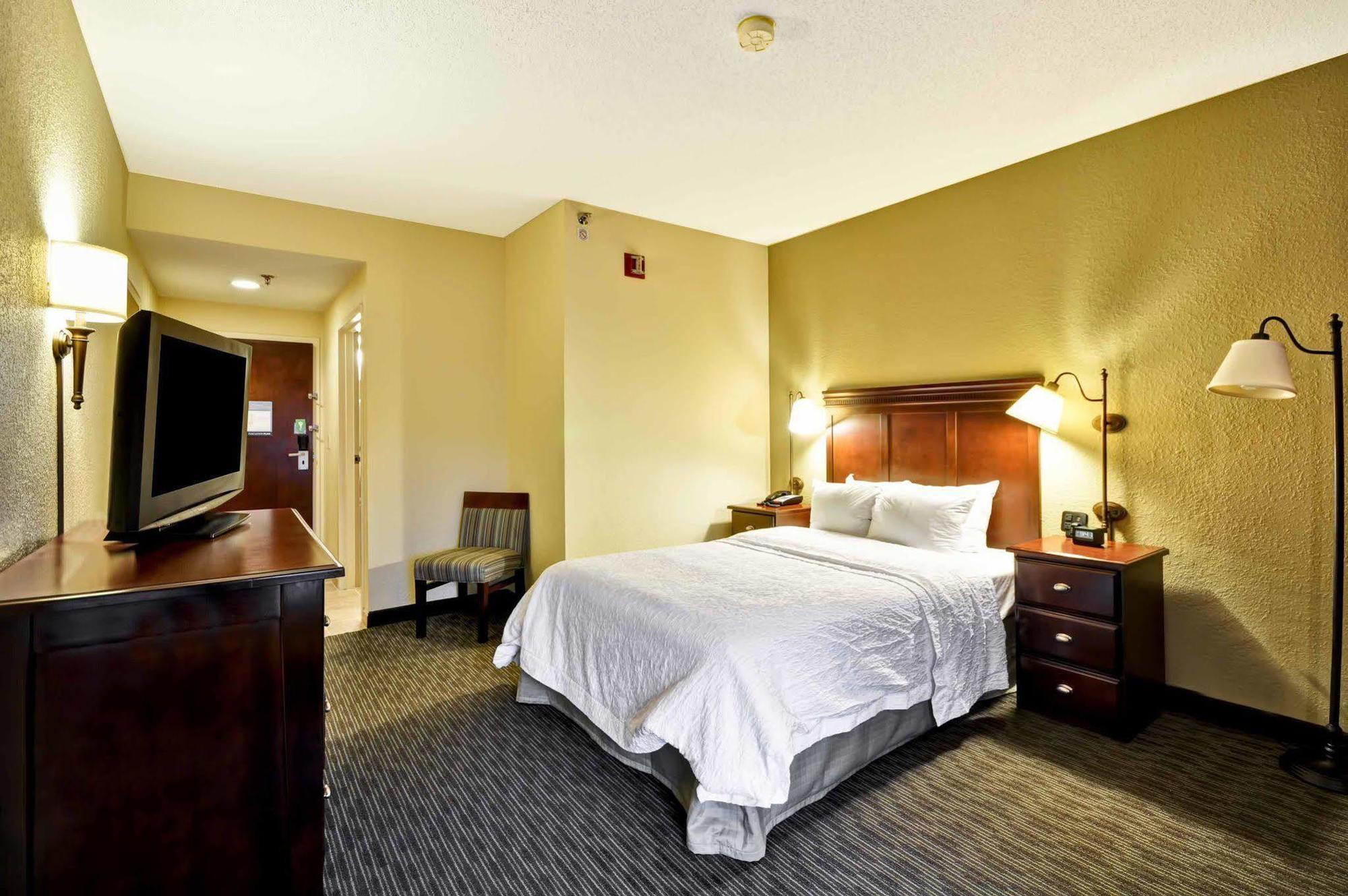 Hampton Inn Charlotte-Гастония Экстерьер фото